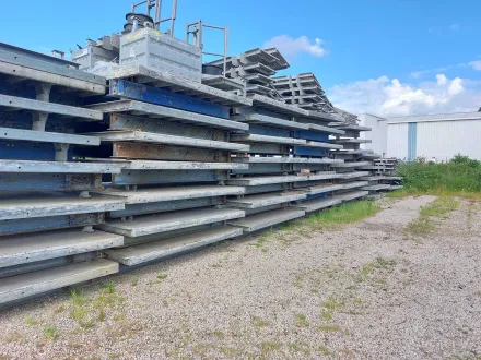 Lose Doka Framax Xlife Systemschalung ca. 298 m² einschließlich Aufnahmegerüst, Klemmen und Hebegerä – RESALE