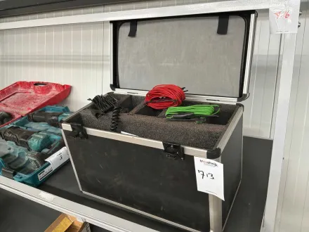 Werkzeugkasten mit verschiedenen Kabeln – RESALE