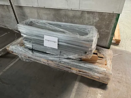 Lange Palette mit verschiedenen Schwerlastregal-Elementen – RESALE