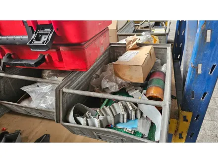 Gemischte industrielle Elektro- und Steuerungskomponenten – RESALE