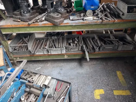 Gemischte Industriewerkzeug- und Maschinenteile-Anlage – RESALE