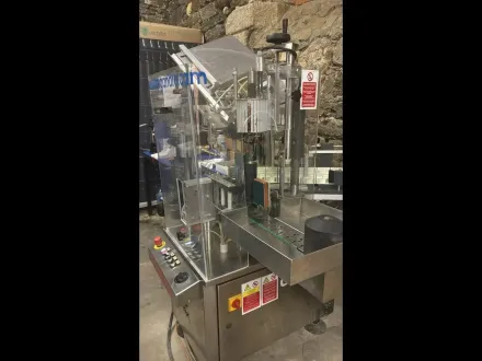 Omb Verwendete Etikettiermaschine mit Kapsel – 1200 bph – RESALE