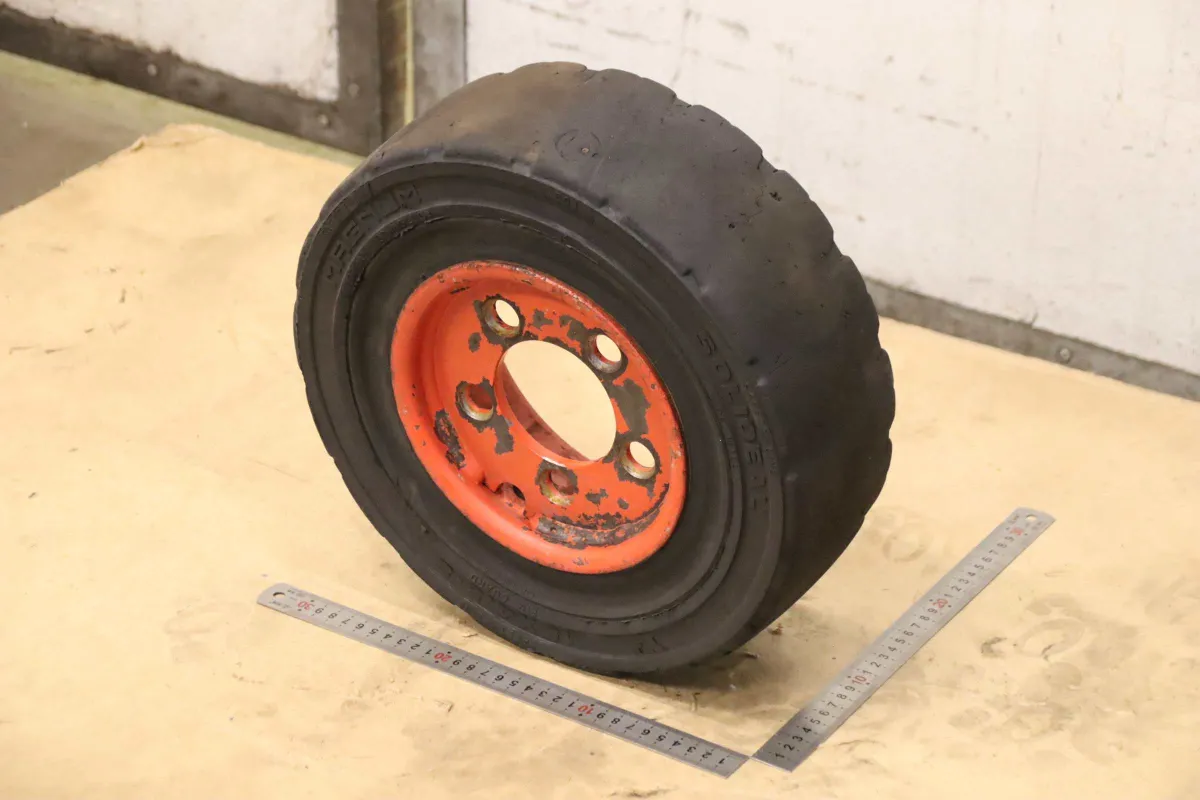 Solideal Magnum 15x4.5-8 RIM 3.00 D-8 Vollgummi Reifen 2 Stück