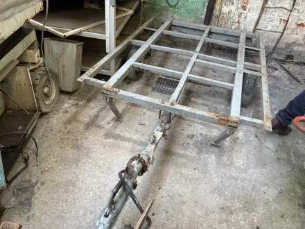 Leichter Transportanhänger mit nacktem Fahrgestell – RESALE