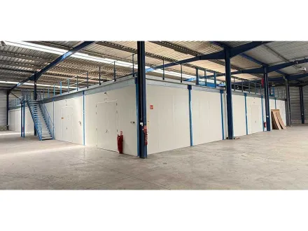 200x Sandwich-Paneele (+700m²) + 8 hochwertige isolierte Doppeltüren, bereits demontiert – RESALE