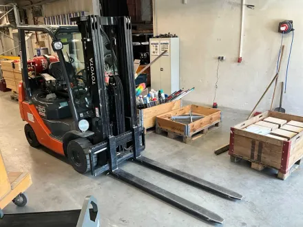 TOYOTA Tonero 2.0 Gas-Gabelstapler, 700 Betriebsstunden, Triplexmast 4700mm Hubhöhe, UVV, StVo, Bele – RESALE