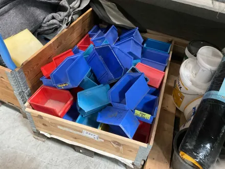 +/- 35 Stück Lagerboxen für ca. 25x15x10cm verschiedene Farben auf Europalette mit Holzrahmen – RESALE
