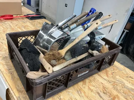 Konvolut, Kehr-Bleche und Handfeger ca. 20 Stück – RESALE