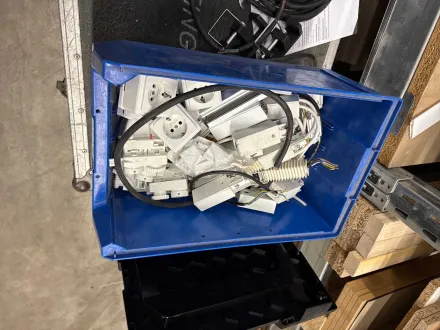 3-Phasen-Stromschiene Zubehör Konvolut weiss Anschlusskabel, Verbinder, Steckdosen (Dekolight?) – RESALE