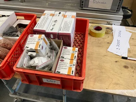 Konvolut mit Lamello Cabineo Verbindern in Kunststoffkiste circa 2000 Teile – RESALE
