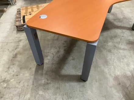 Schreibtisch, Kirsche Nachbildung, vermutlich Marke: Planmöbel 200 cm mit Kabelkanälen – RESALE