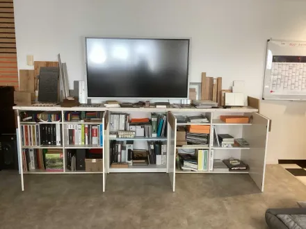 Musterregal - Sideboard gefüllt mit Messebau und Schreinerei Mustern ca. 3,40m lang – RESALE