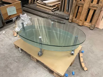 Glastisch, oval mit Unterlage, auf Rollen 1300 x 80 mm – RESALE