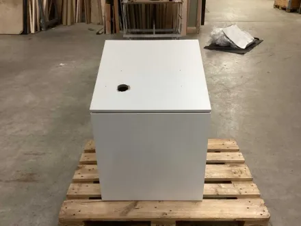 Präasentations-Podest für TV - Display Sockel TV 75“ weiß 60x60x83cm – RESALE