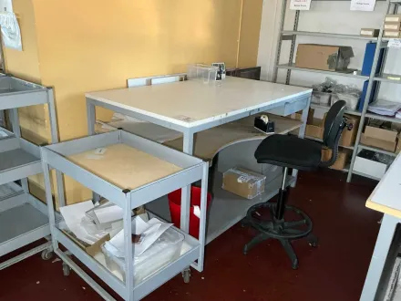 Arbeitsplatz mit Inhalten (einschließlich Einkaufswagen und Regal) – RESALE