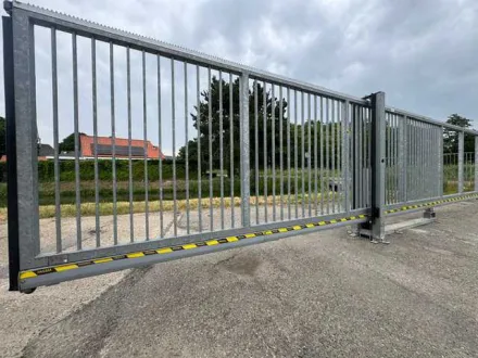 Automatisches Ausleger-Schiebetor – RESALE