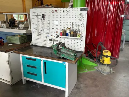 Werkbank mit Schraubstock und Inhalt – RESALE