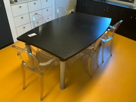 Besprechungsraum mit 5 Stühlen KARTELL LOUIS GEIST – RESALE
