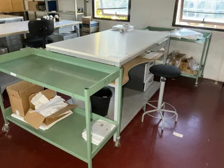 Arbeitsplatz mit Inhalten (einschließlich Einkaufswagen) – RESALE