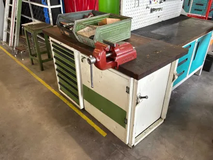 Werkbank mit Schraubstock und Inhalt – RESALE
