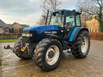 1999 New Holland 8260 Allradantrieb Traktor – RESALE
