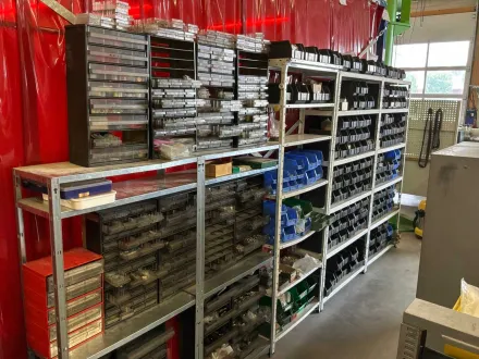 Großes Werkstattregal mit umfangreichem Schraubensortiment – RESALE