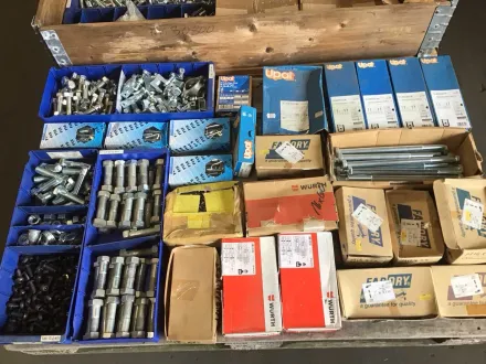 Paletten von Befestigungselementen – RESALE