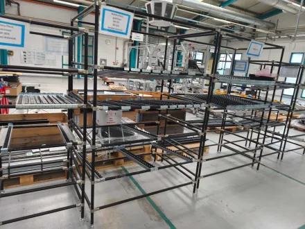 Verschiedene Kanban-Regale und Schreibtische – Regale (15x) – RESALE