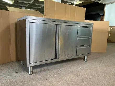 Edelstahl-Arbeitstisch – RESALE