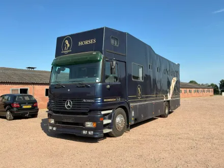 2003 Mercedes-Benz Actros Pferde-Lkw – RESALE