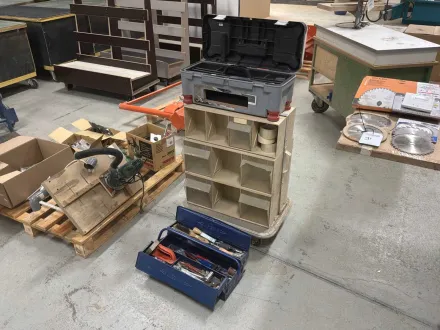 Verschiedene Werkzeuge und Zubehörteile – RESALE
