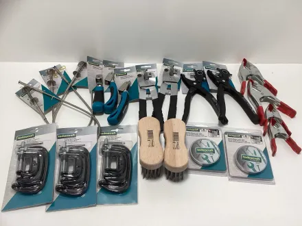 Set verschiedener Handwerkzeuge – RESALE