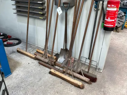 Verschiedene Besen und Schaufeln – RESALE