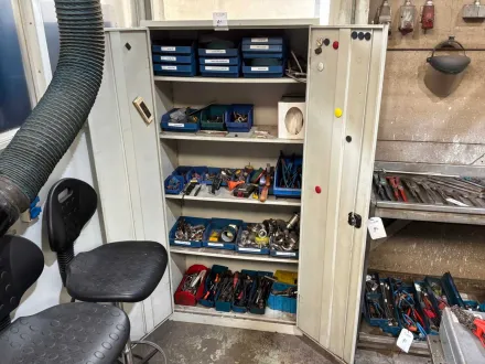 Schrank mit verschiedenen Handwerkzeugen – RESALE