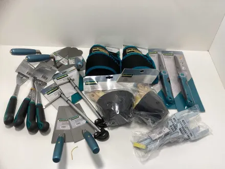 Verschiedene Baumaterialien und Handwerkzeuge – RESALE