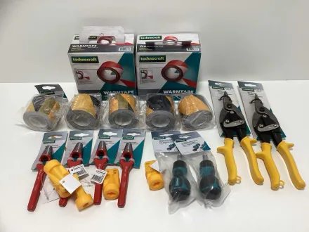 Verschiedene Handwerkzeuge und Materialien – Bau – RESALE