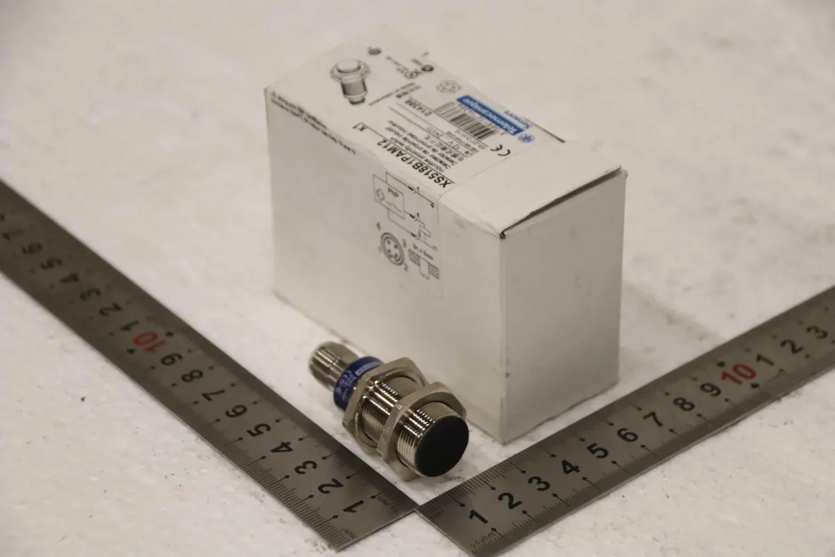 Telemecanique XS518B1PAM12 Induktiver Sensor Näherungsschalter