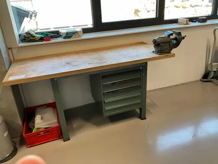 LISTA - Werkbank mit Schraubstock – RESALE