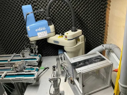ADEPT - Cobra eVario 600 - SCARA-Roboterzelle mit Zuführtechnik und Pneumatik - 2014 – RESALE