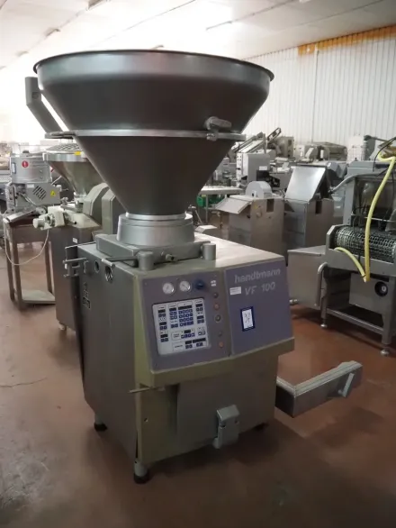 Handtmann vacuum filling machine with lifter for 2 – RESALE