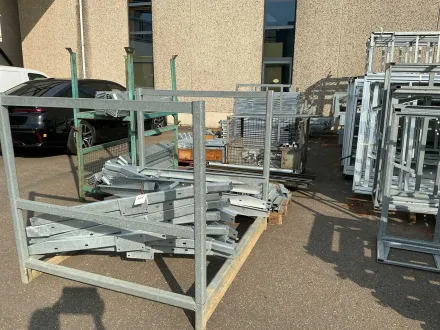 Charge verschiedener verzinkter Anhängerteile und Zubehörteile – RESALE