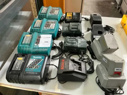 Verschiedene Batterieladegeräte (12x) – RESALE