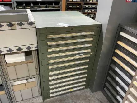 Werkzeugschrank mit Gewindewerkzeugen, Feilen und Handwerkzeugen – RESALE