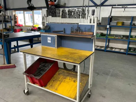 Mobile Werkbank mit Bohrern – RESALE