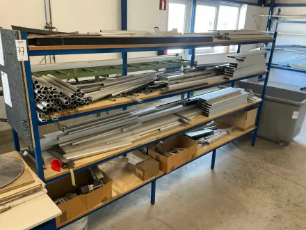 Aluminiumreste mit Stahlregalen – RESALE