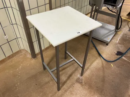 Edelstahl-Schneidetisch – RESALE