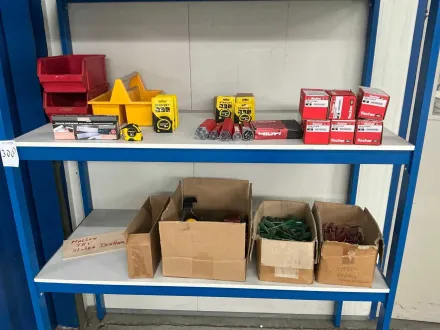 Charge von Handwerkzeugen und Befestigungselementen – RESALE