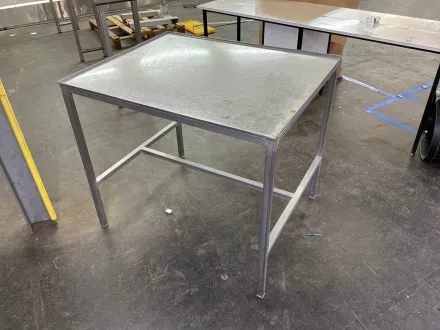 Edelstahl-Schneidetisch – RESALE