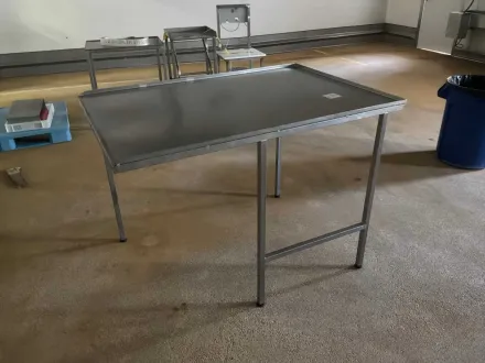 Edelstahl-Arbeitstisch – RESALE