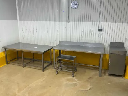 Edelstahltische und -möbel (4x) – RESALE